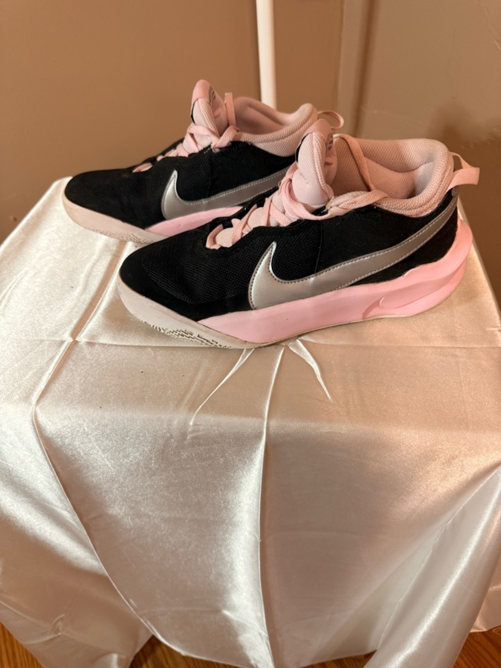 Nike Youth Black & Light Pink Athletic Sneakers
Size 7
In Good Condition
